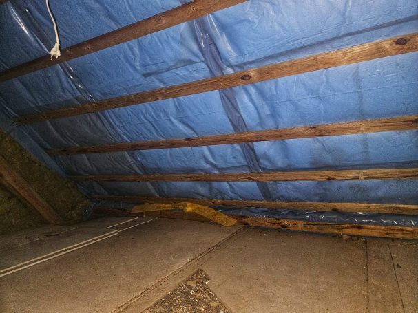Dachstuhl gedämmt mit Glaswolle und mit Dampfsperre verkleidet
