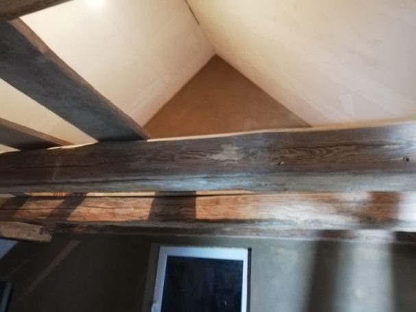 Die Wand mit Lehm Verputz, Ober- und Unterputz