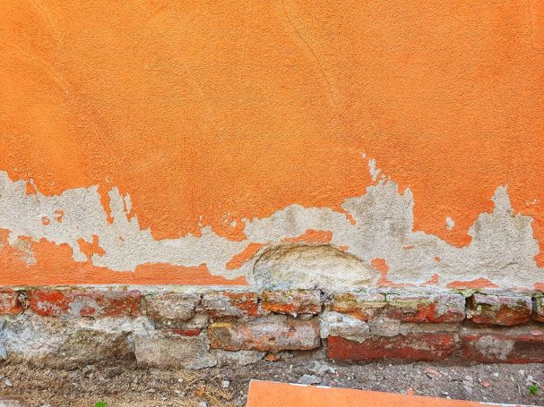 Wasserschaden an der Außenwand und dem Fundament